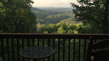 House, 3 Bedrooms | Balcony