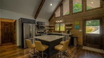 House, 4 Bedrooms | Private kitchen
