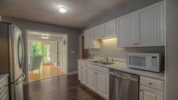 House, 2 Bedrooms | Private kitchen