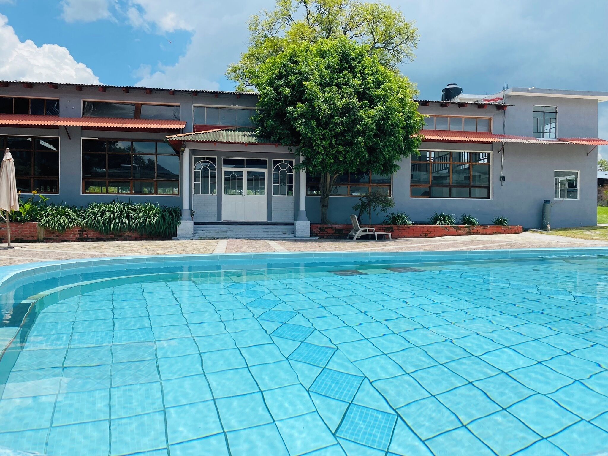 ملاءات للفراش لا تسبب الحساسية ومأكولات ومشروبات مجانية في الميني بار