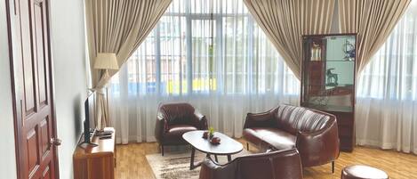 Studiosvit Premier | Värdeförvaringsskåp på rummet, skrivbord och mörkläggningsgardiner