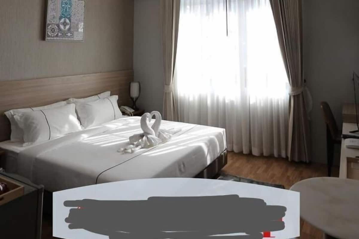 Deluxe Double Room | Bathroom | Shower, free toiletries, slippers, towels