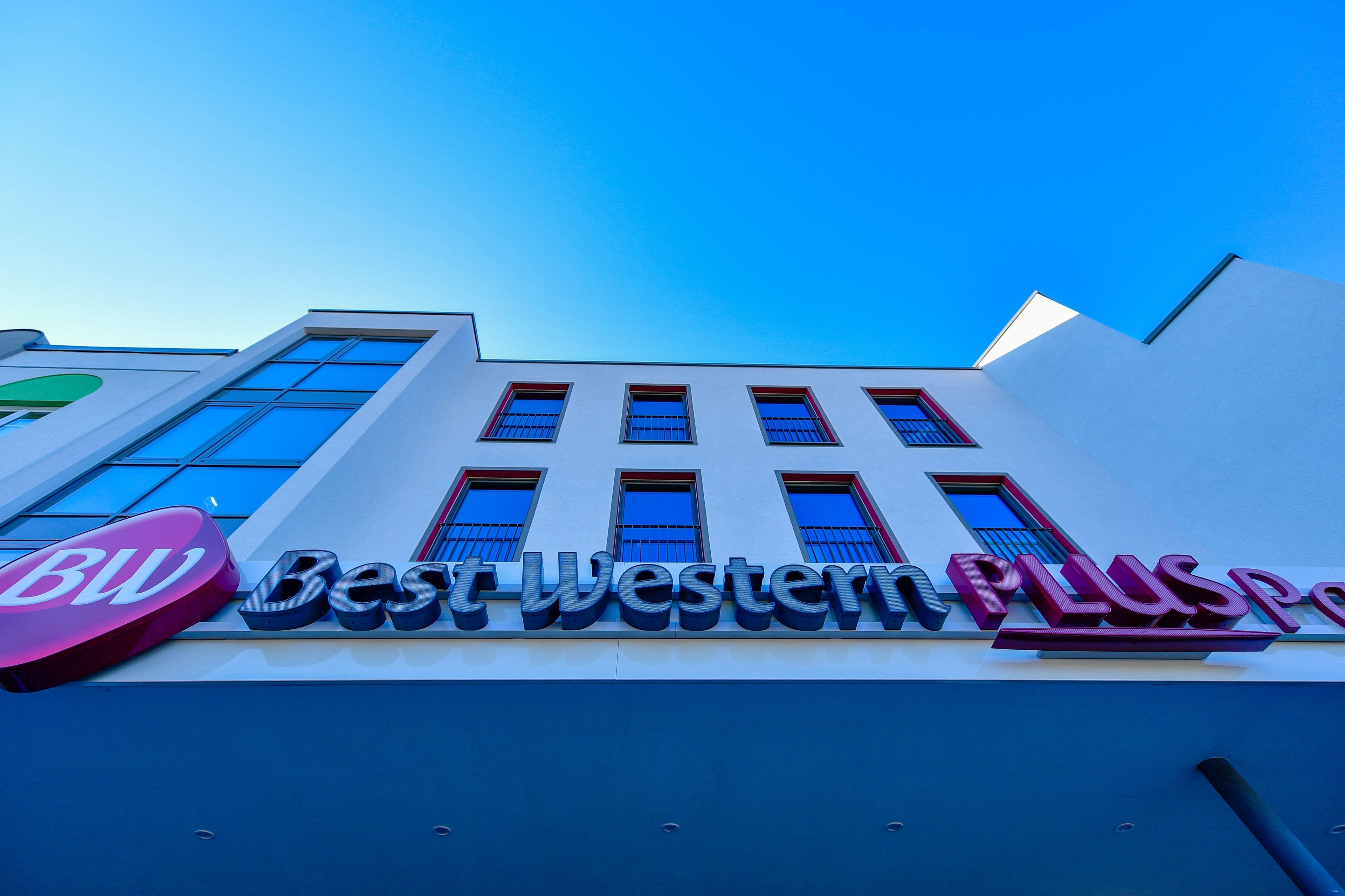 Ein Gebäude mit einem Schild, auf dem 'Best Western PLUS' steht.