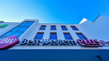 Un bâtiment sur lequel on peut lire l’inscription « Best Western PLUS ».
