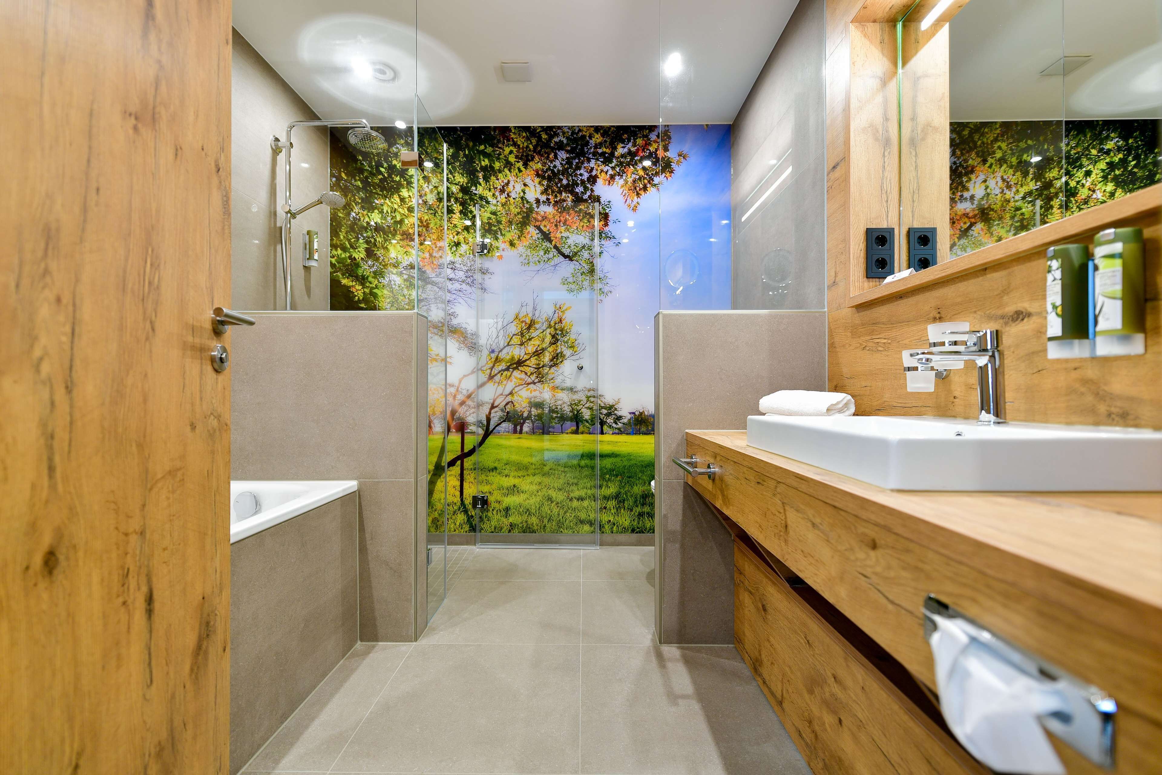 separate bathtub and shower, rainfall showerhead, free toiletries