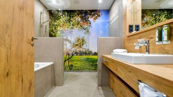 Baignoire et douche séparées, douche à « effet pluie »