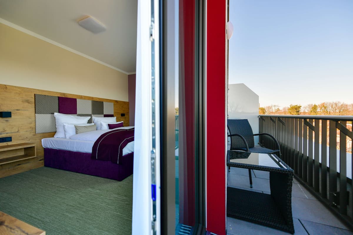 comfort room, 1 double bed, balcony (cozy sitting corner;comfort plus) | 1 bedroom, laptop workspace, soundproofing, iron/ironing board