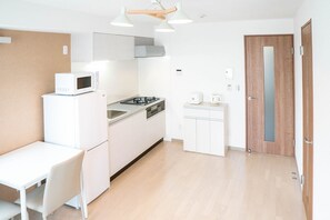 Refrigerador, microondas, placa de cocina, tetera/pava eléctrica