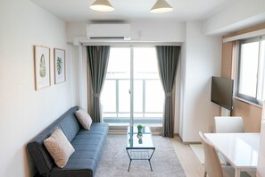 Deluxe Family Room | Living room | Flat-screen TV