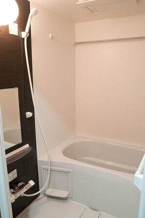 Deluxe Family Room | Bathroom | Separate tub and shower, deep soaking tub, free toiletries, hair dryer - LY INN Tokyo Nihonbashi (Tokyo)