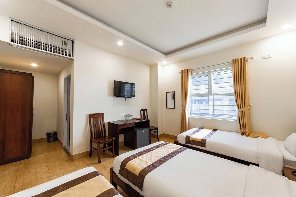 Triple Room with Bath | Desk, soundproofing, WiFi (free)