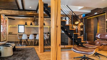 Chalet (Momiji Lodge) | Sala de estar | Televisión de pantalla plana de 40 pulgadas con canales vía satélite