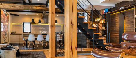 Stuga (Momiji Lodge) | Vardagsrum | 40-tums platt-tv med satellitkanaler, tv och dvd-spelare
