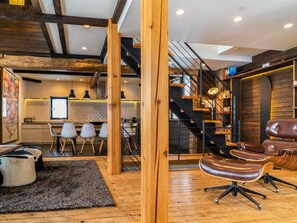 木屋 (Momiji Lodge) | 客廳 | 40-吋平面電視、衛星頻道、電視、 DVD 播放機