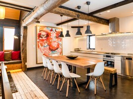Chalet (Momiji Lodge) | Privékeuken | Een koelkast/vriezer, een magnetron, een oven, een kookplaat