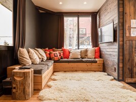 Chalet (Momiji Lodge) | Woonkamer | Een 40-inch flatscreentelevisie met satellietzenders en een televisie