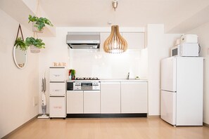 Chambre Familiale (Deluxe) | Coin cuisine privé | Réfrigérateur, micro-ondes, plaque de cuisson, bouilloire électrique