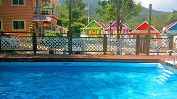 Een seizoensgebonden buitenzwembad