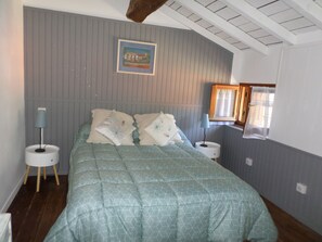 3 habitaciones, tabla de planchar con plancha y cuna de viaje 