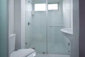 Dusche, kostenlose Toilettenartikel, Hausschuhe, Bidet