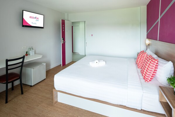 Superior, 1 King Bed, Non Smoking, City View | Skrivbord, arbetsyta för laptop, gratis wi-fi och sängkläder