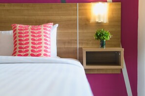 Desk, laptop workspace, free WiFi, bed sheets - Eco Inn Lite Nakhon Si Thammarat (Nakhon Si Thammarat)