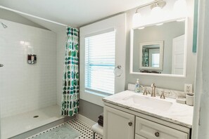 Ensemble douche/baignoire, sĂšche-cheveux, serviettes fournies, savon