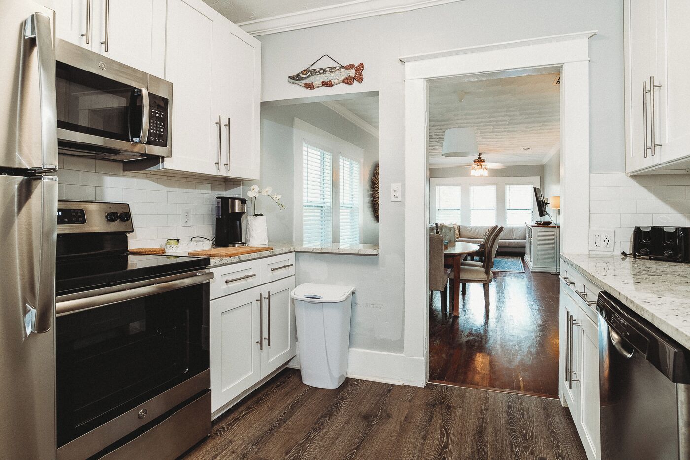 Refrigerador, microondas, horno y parrilla de estufa 