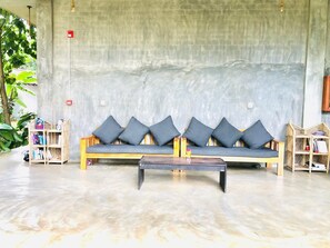 Lobby sitting area - Surf Gangs Hotel (Arugam Bay)