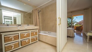 Baignoire, serviettes fournies
