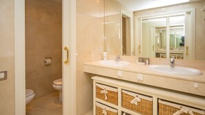 Bathtub, towels