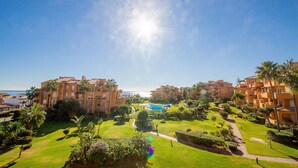 Ein Resort mit mehreren Gebäuden, einem Schwimmbad und Blick auf das Meer.