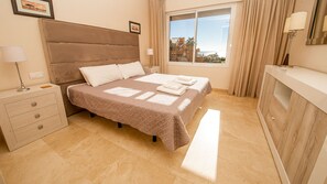 3 slaapkamers, een strijkplank/strijkijzer, gratis wifi, beddengoed