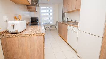 Een koelkast, een magnetron, een oven, een vaatwasser