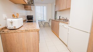 Een koelkast, een microgolfoven, een oven, een kookplaat