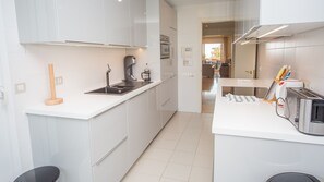 Een koelkast, een microgolfoven, een oven, een kookplaat