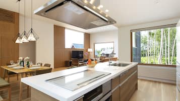 Birchwood | Private kitchen | Fridge, microwave, oven, stovetop