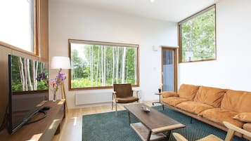 Chalet (Birchwood) | Ruang keluarga | Televisi layar datar 40-inci dengan saluran TV satelit dan TV