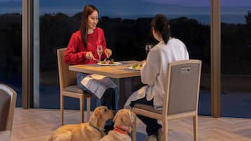 Se sirven desayunos, cenas y cocina francesa (con vistas al mar)