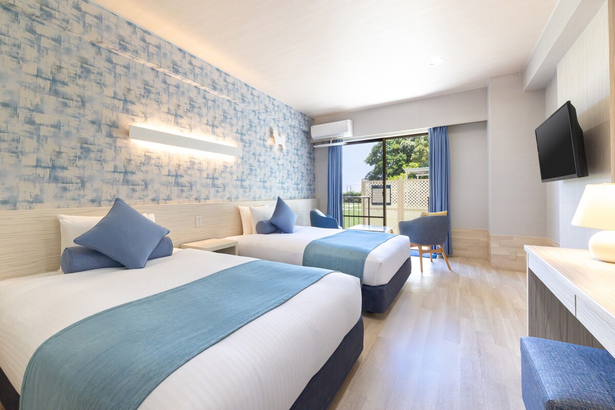 Standard Twin Room With Direct Access Dog Park | Minibar (free items), in-room safe, desk, blackout drapes