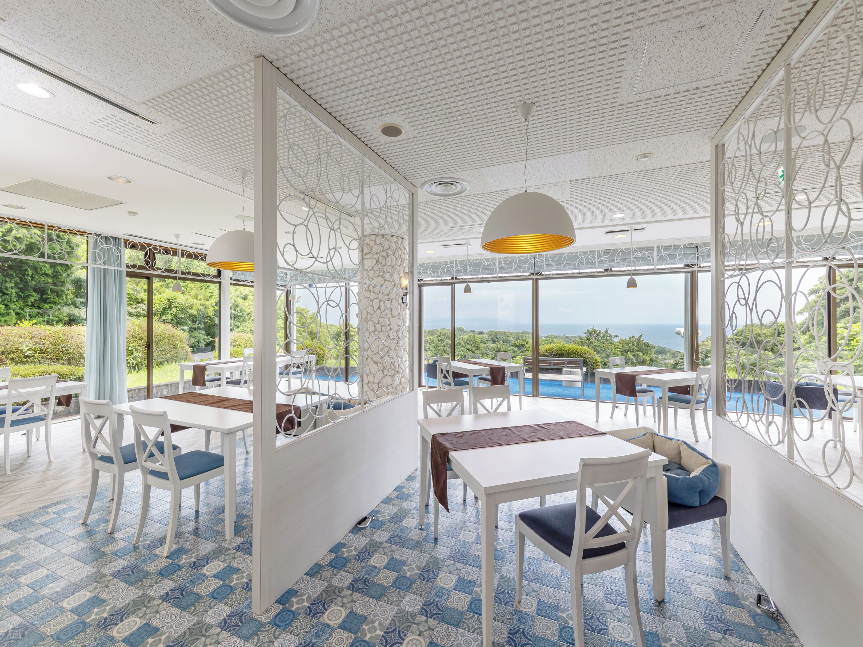 Breakfast, dinner served; French cuisine, ocean views 