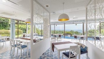 Se sirven desayunos, cenas y cocina francesa con vista al mar