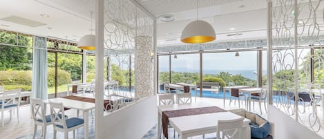 Breakfast, dinner served; French cuisine, sea views