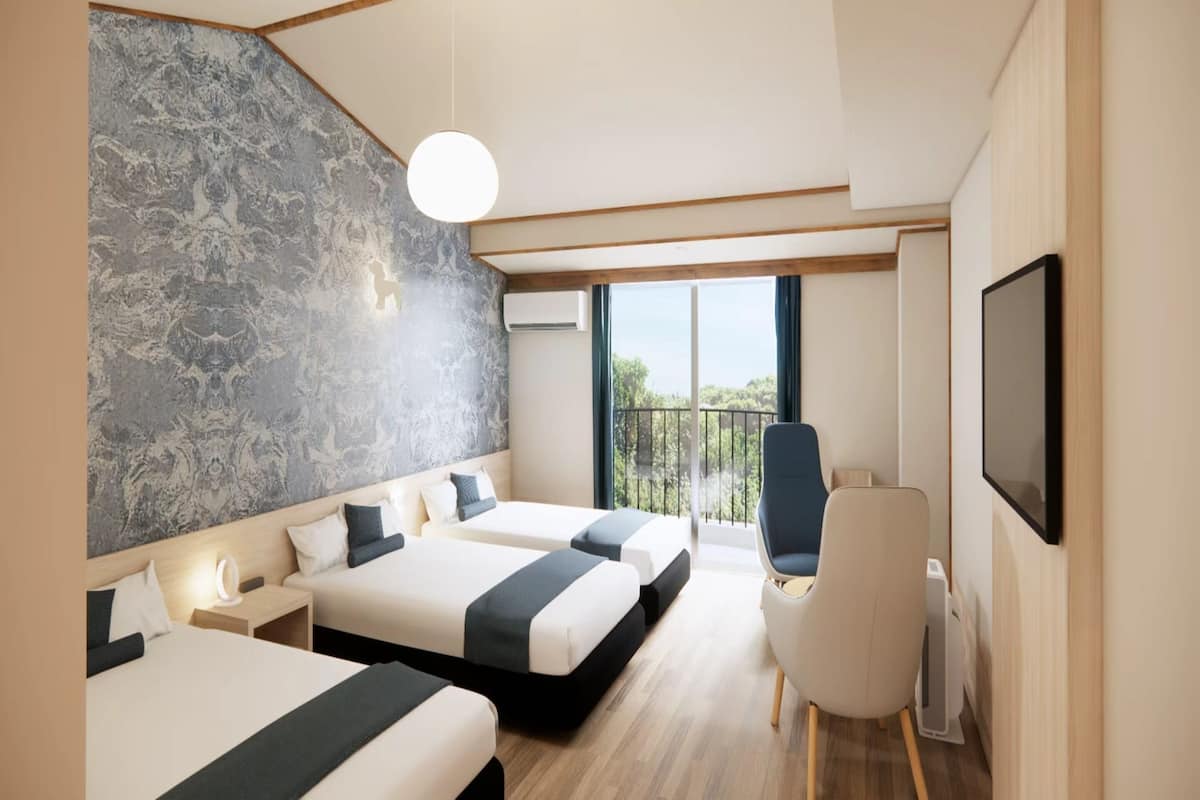 Kolmen hengen deluxe-huone (Top Floor) | Ilmaiset minibaarituotteet, tallelokero huoneessa, työpöytä