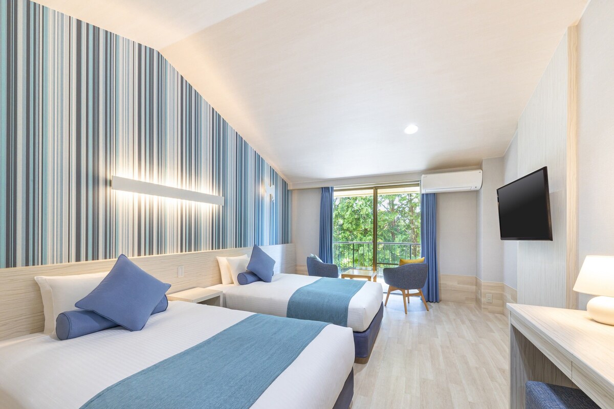Standard Twin Room | Minibar (free items), in-room safe, desk, blackout drapes