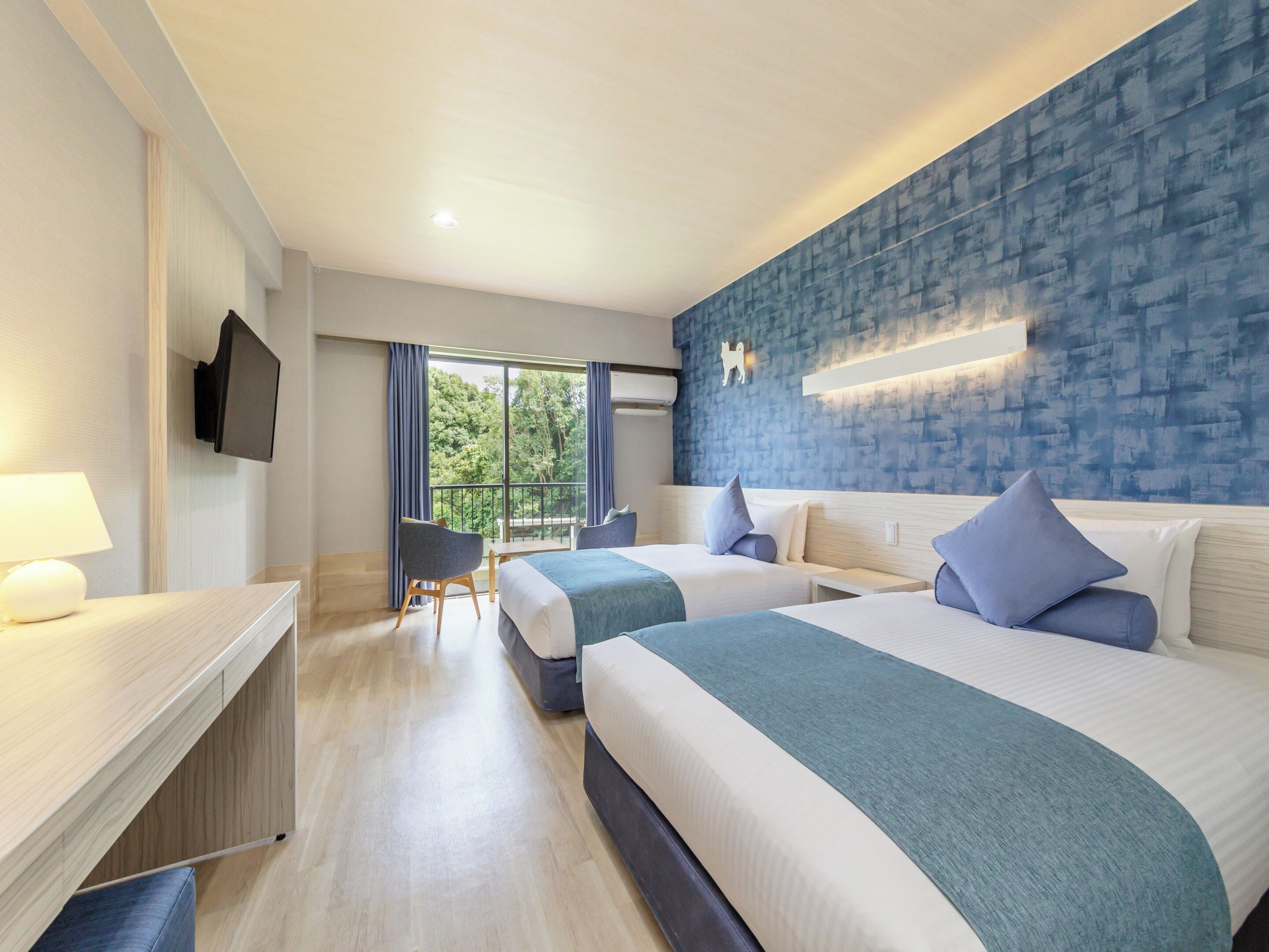 Habitación estándar con 2 camas individuales, vistas al mar | Minibar con artículos gratuitos, caja fuerte, escritorio