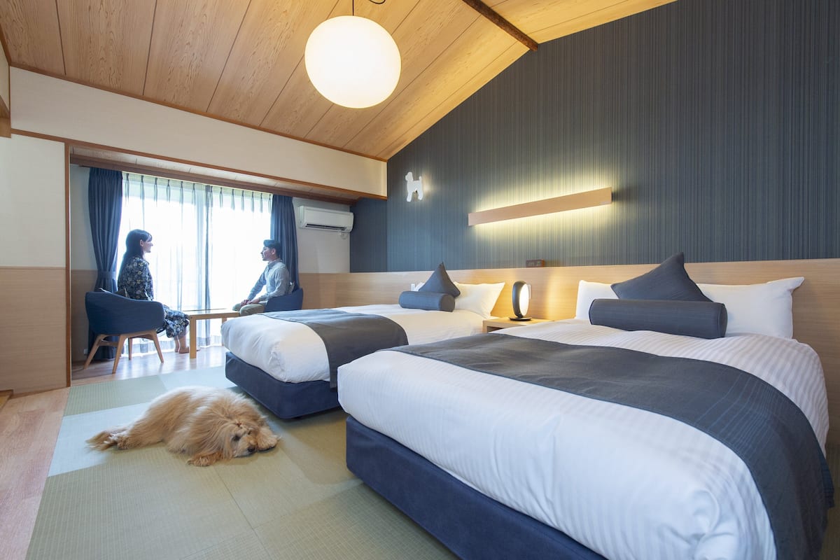 Habitación con 2 camas individuales (Top Floor, Japanese Modern) | Artículos del minibar gratis y caja de seguridad en la habitación