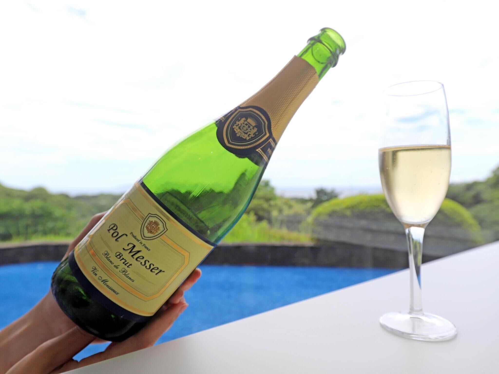 breakfast, dinner served; french cuisine, sea views