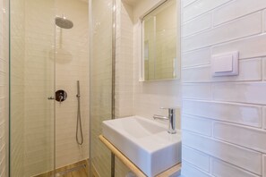 Douche, bidet, shampoing, papier toilette