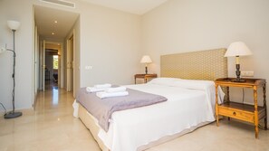 3 bedrooms, iron/ironing board, bed sheets